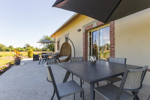 La terrasse arrière des chambres d'hôtes Le Tirel